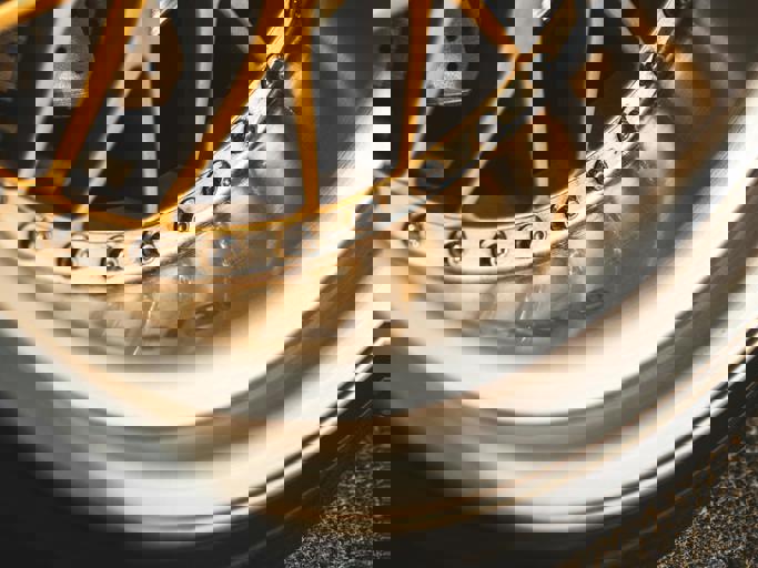 Incidente stradale porta alla luce 1,4 milioni di euro nascosti nell'auto di lusso